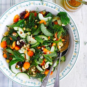 Jamie-magazine-family-special-WK1-marokkaanse-salade-komkommer